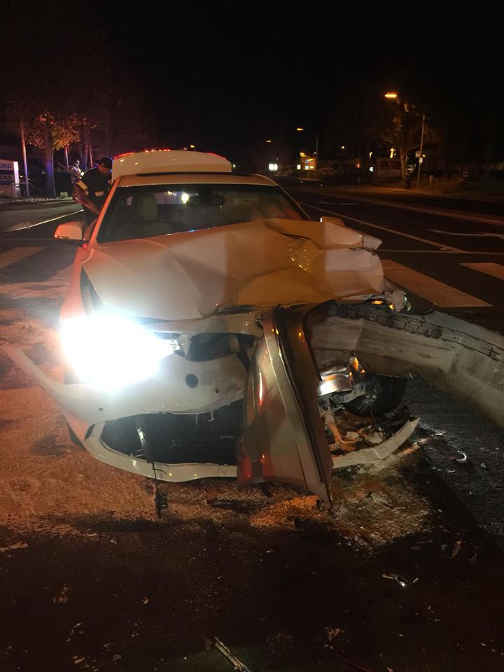 Một Hoa hậu người Việt bị tai nạn giao thông nghiêm trọng giữa đêm, xe hơi nát phần đầu - Ảnh 3