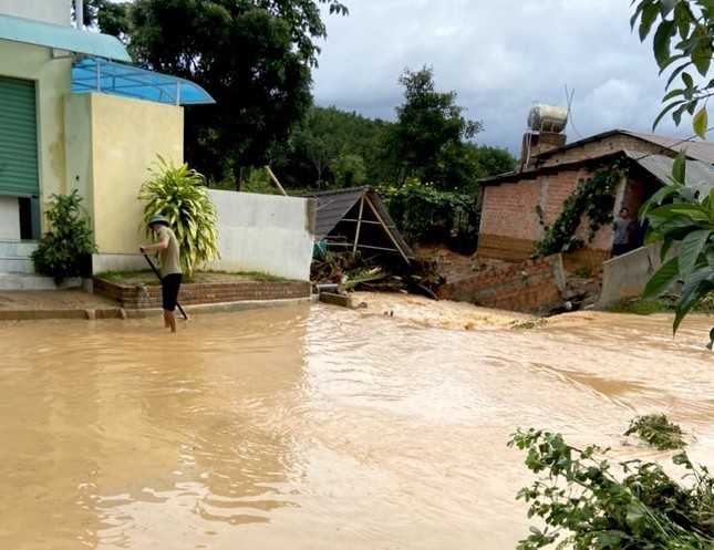 Hiện trường hoang tàn sau ảnh hưởng của cơn bão số 1 (Talim) ở Gia Lai, Kon Tum - Ảnh 5