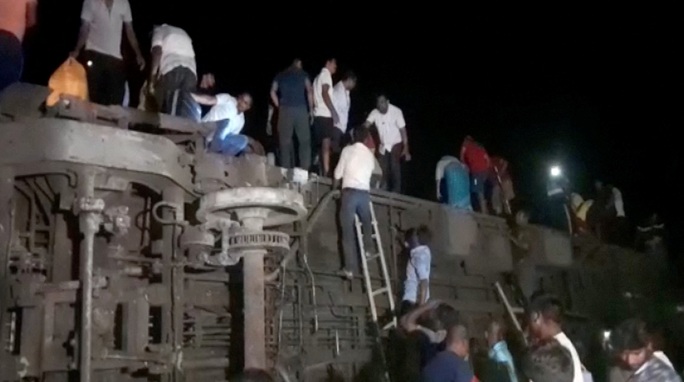 Tai nạn đường sắt thảm khốc tại Ấn Độ: Hơn 200 người thiệt mạng, 900 bị thương - Ảnh 3