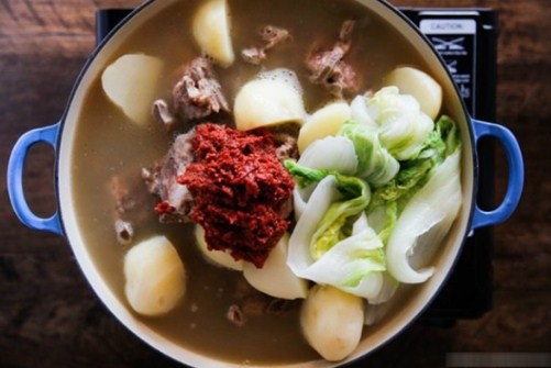 Canh khoai tây hầm xương Hàn Quốc thơm ngon nhờ cách nấu này - Ảnh 3