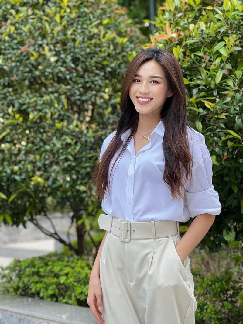 Diện áo sơ mi trắng 'đỉnh cao' như mỹ nhân Việt, item đơn giản cũng trở nên sành điệu - Ảnh 4