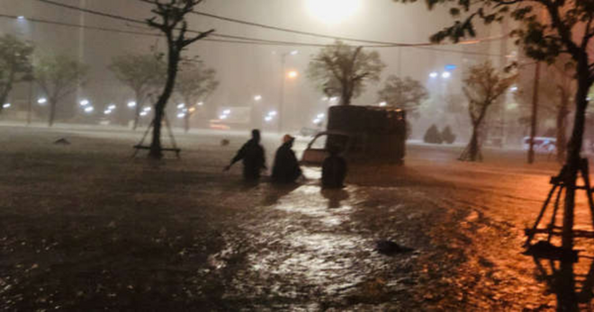 Cho người dân vào tránh đêm mưa lũ, siêu thị mất 130 chiếc điện thoại với tổng trị giá 1,2 tỷ đồng - Ảnh 1