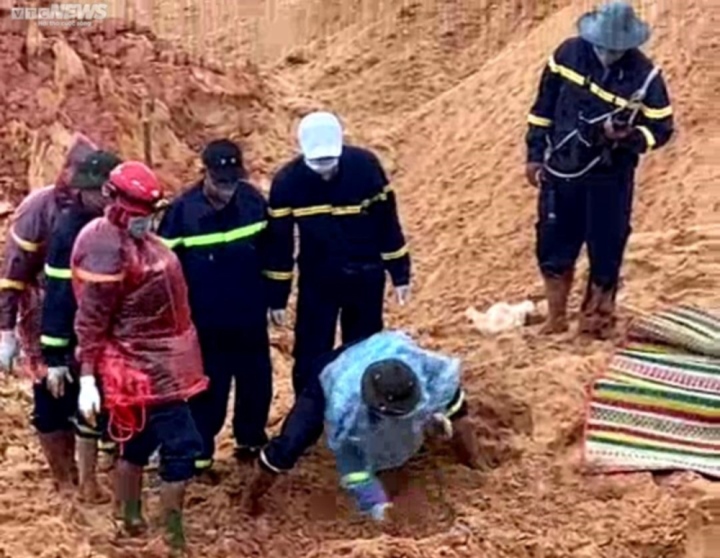 Vụ sập mỏ titan ở Bình Thuận: Đã tìm thấy thi thể công nhân thứ ba - Ảnh 1