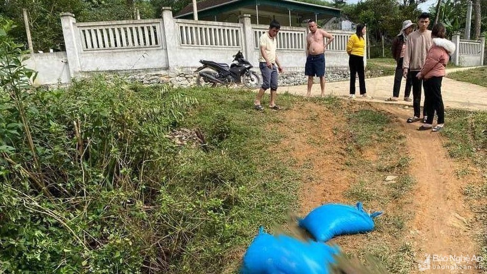Nghệ An: Người dân tá hỏa phát hiện thi thể người bán muối dạo dưới hố nước ven đường - Ảnh 1