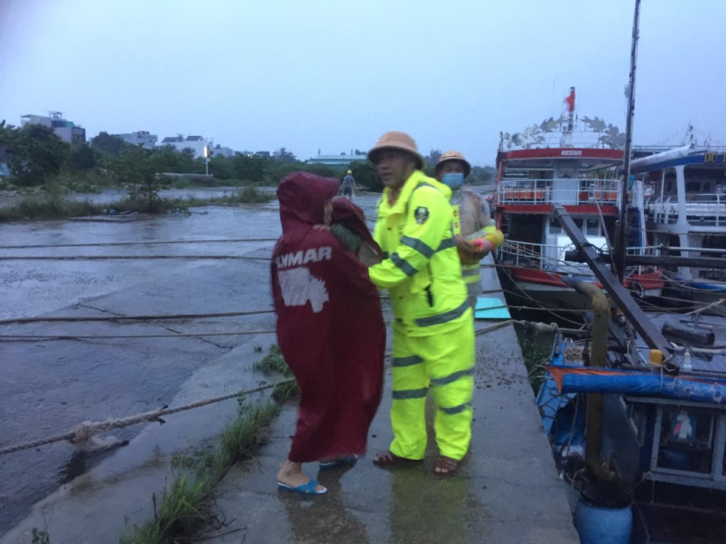Công an Đà Nẵng thức trắng đêm, dầm mưa như trút nước giúp dân vượt qua siêu bão Noru - Ảnh 1