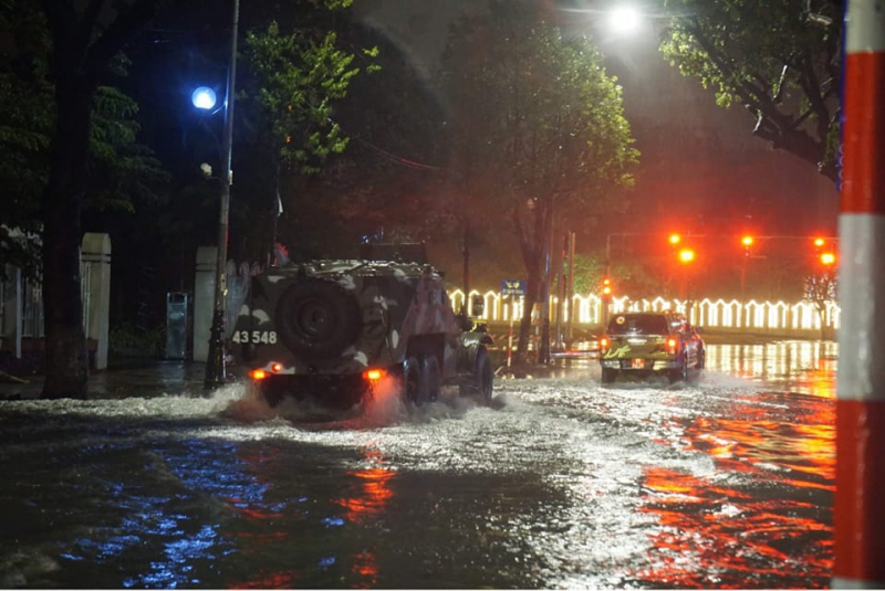 Công an Đà Nẵng thức trắng đêm, dầm mưa như trút nước giúp dân vượt qua siêu bão Noru - Ảnh 3