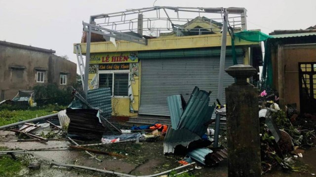 Kinh hoàng với sức công phá của siêu bão Noru: Nhiều gian hàng, nhà cửa của người dân bị lốc xoáy tốc mái - Ảnh 3