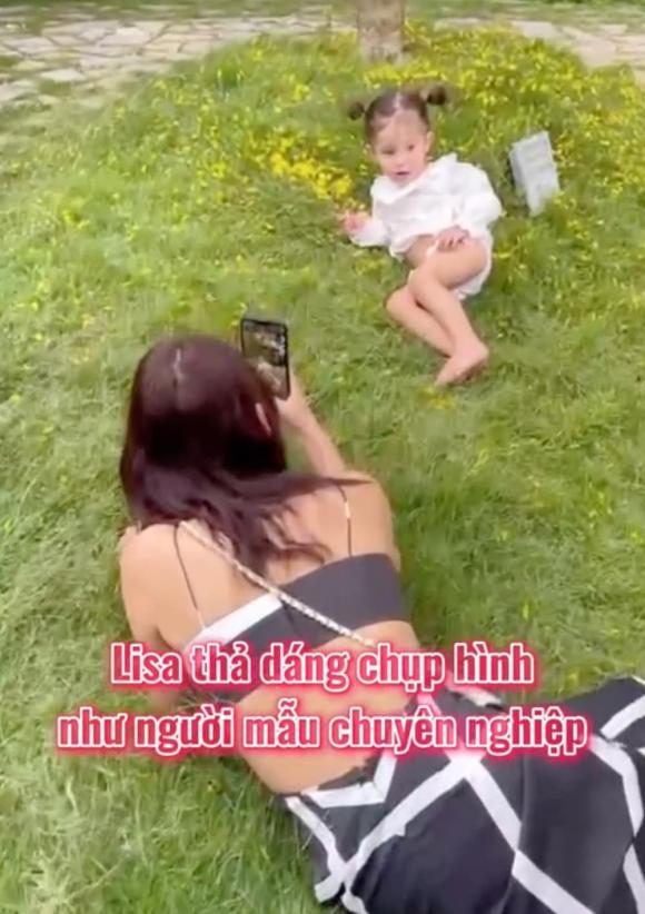 Con gái Hồ Ngọc Hà tạo dáng 'nàng tiên cá' để chụp hình, cái kết khiến nhiều người cười xỉu - Ảnh 1