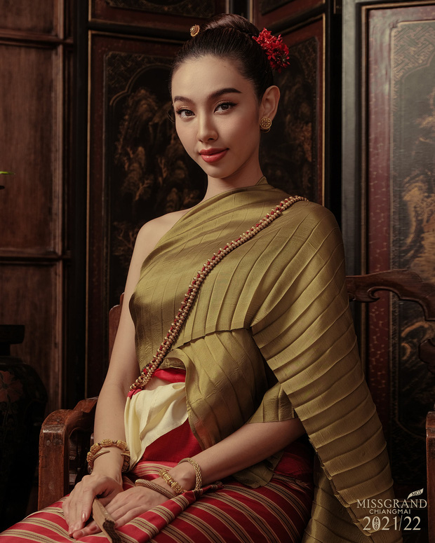 Hoa hậu Thuỳ Tiên mặc trang phục truyền thống Thái Lan cực xinh, fan liền đề nghị 'đi đóng phim Thái thôi chị' - Ảnh 3