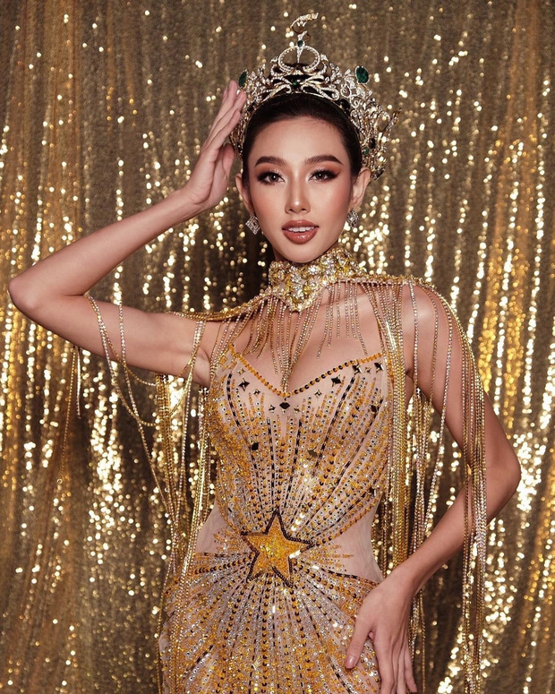 Hoa hậu Thuỳ Tiên mặc trang phục truyền thống Thái Lan cực xinh, fan liền đề nghị 'đi đóng phim Thái thôi chị' - Ảnh 1