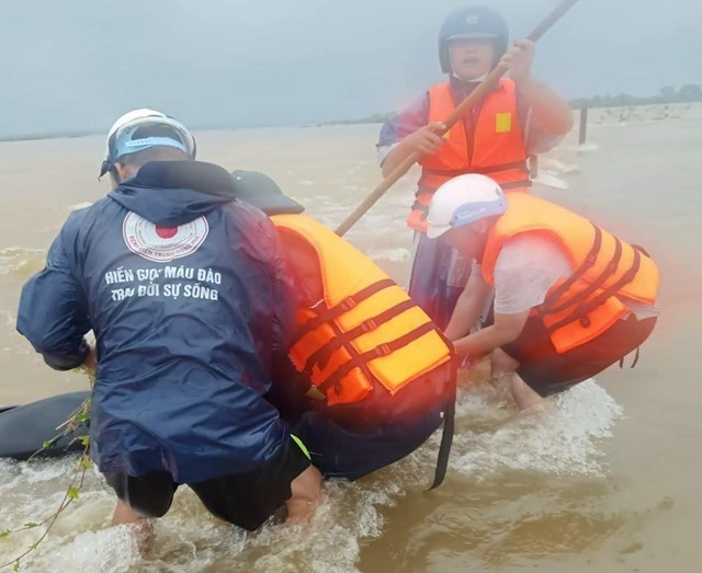 Nghẹt thở giải cứu 2 mẹ con bị nước lũ cuốn trôi ở Thừa Thiên Huế - Ảnh 1