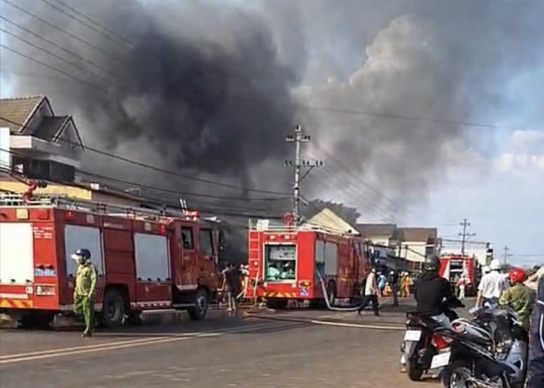 Đắk Lắk: Cửa hàng tạp hóa bất ngờ bốc cháy dữ dội, cột khói đen nghi ngút cao hàng chục mét, tổng thiệt hại trên 2 tỷ đồng - Ảnh 1
