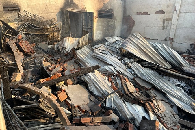 Đắk Lắk: Cửa hàng tạp hóa bất ngờ bốc cháy dữ dội, cột khói đen nghi ngút cao hàng chục mét, tổng thiệt hại trên 2 tỷ đồng - Ảnh 3