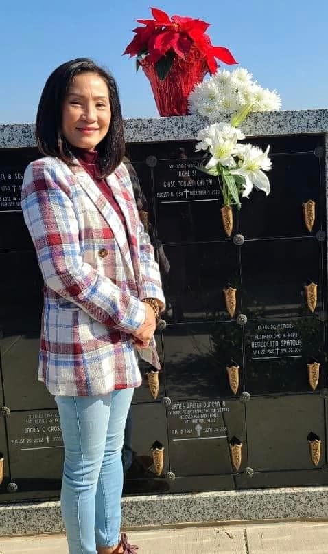 Hồng Đào cùng các nghệ sĩ đến thăm mộ cố nghệ sĩ Chí Tài, song động thái của bà xã cố nghệ sĩ được nhiều người chú ý - Ảnh 2