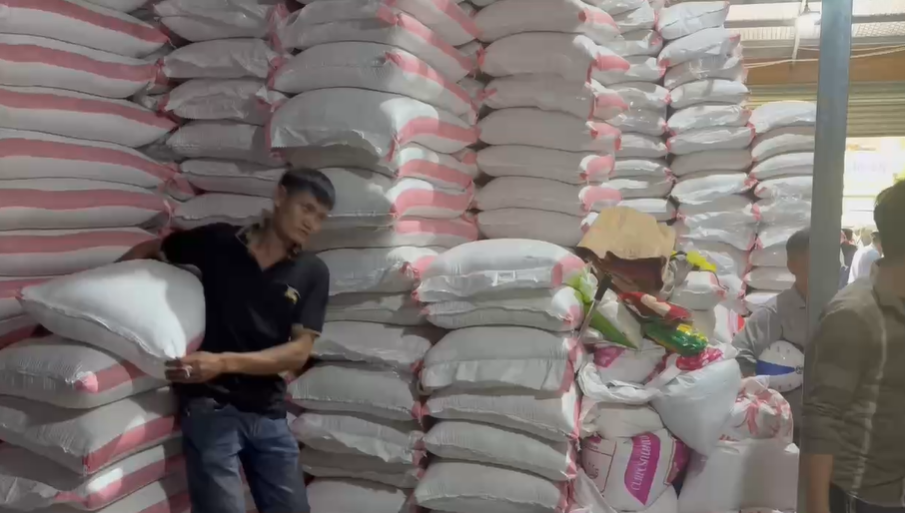 Hà Nội: Phát hiện hàng loạt cửa hàng kinh doanh gạo có dấu hiệu giả mạo thương hiệu - Ảnh 2