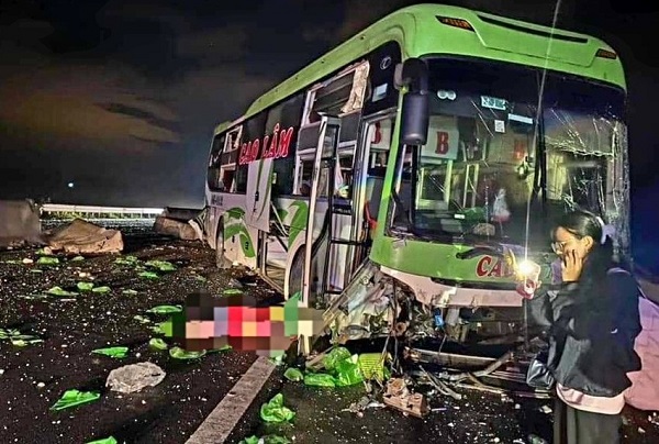 Xe khách chở 26 người gặp tai nạn trên cao tốc Phan Thiết - Dầu Giây, 1 người tử vong - Ảnh 1