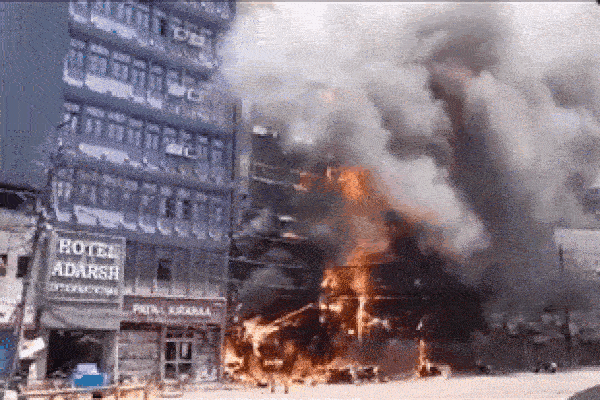 Kinh hoàng cảnh tượng lửa lớn bao trùm toàn bộ khách sạn khiến nhiều người thiệt mạng thương tâm