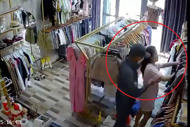 Lời khai gây phẫn nộ của đối tượng dùng dao uy hiếp người phụ nữ ở cửa hàng quần áo - Ảnh 1