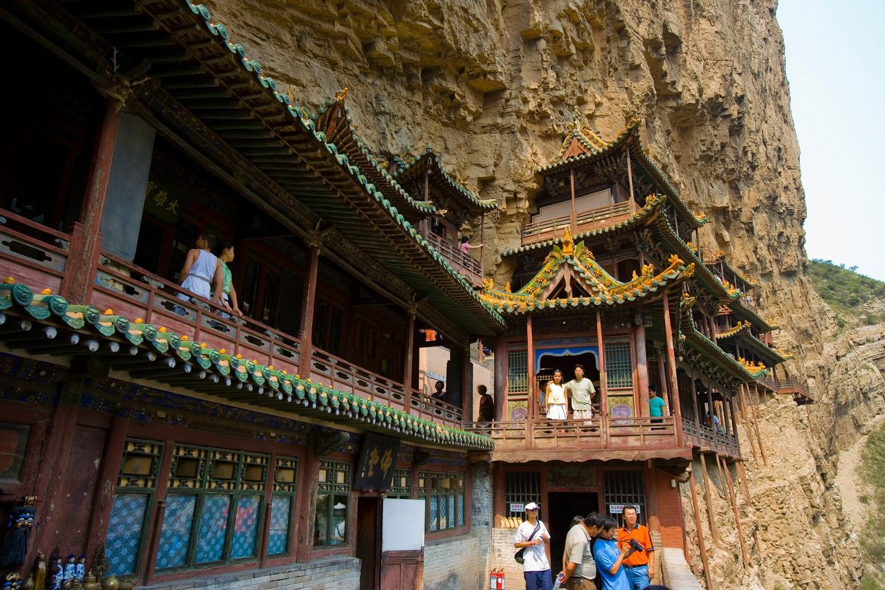 Ngôi chùa huyền bí tồn tại 1.500 năm trên vách núi, cheo leo mà vẫn vững vàng, bất chấp bão gió ngàn năm - Ảnh 1