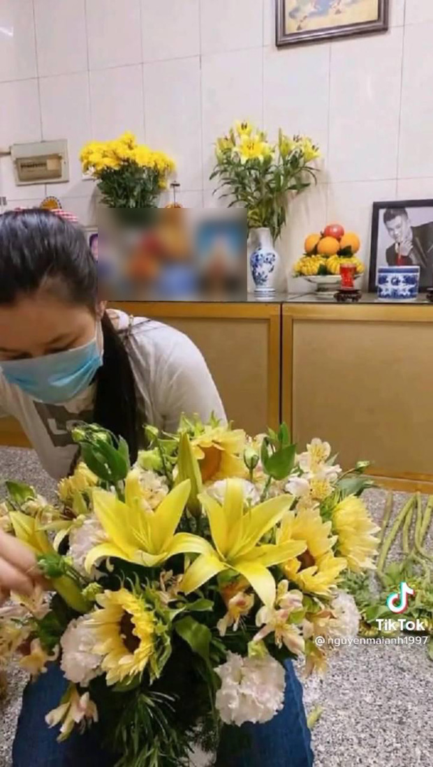 Vợ cố ca sĩ Vân Quang Long đã lộ diện sau drama đấu tố, lặng lẽ đến cắm hoa ở nơi thờ phụng chồng - Ảnh 1