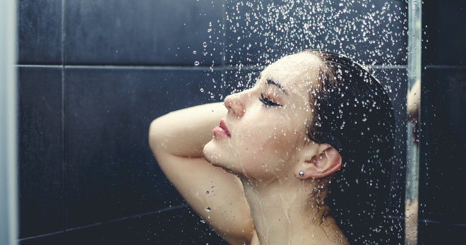 4 thói quen xấu khi tắm nếu thường xuyên tiếp diễn có thể khiến da bị nhăn nheo, khô xỉn - Ảnh 2