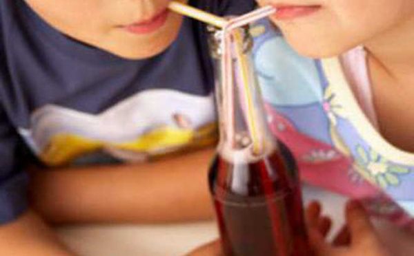 3 loại nước cực độc với trẻ có thể gây hại não bộ mà bố mẹ nên tuyệt đối tránh - Ảnh 1