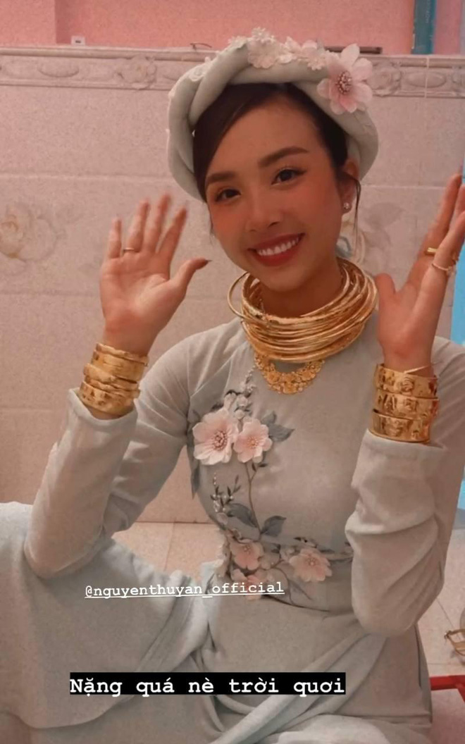 Á hậu Thúy An đeo vòng vàng ứ cả cổ, kín tay ở đám cưới, netizen gật gù: Lấy chồng là gánh nặng, nhưng “nặng” thế này thì còn gì bằng - Ảnh 2
