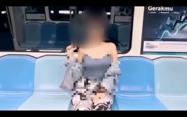 Mặc áo trễ nải rồi lên tàu điện làm hành động không thể tưởng tượng, nữ streamer bị cộng đồng mạng lên án, chỉ trích phản cảm - Ảnh 2