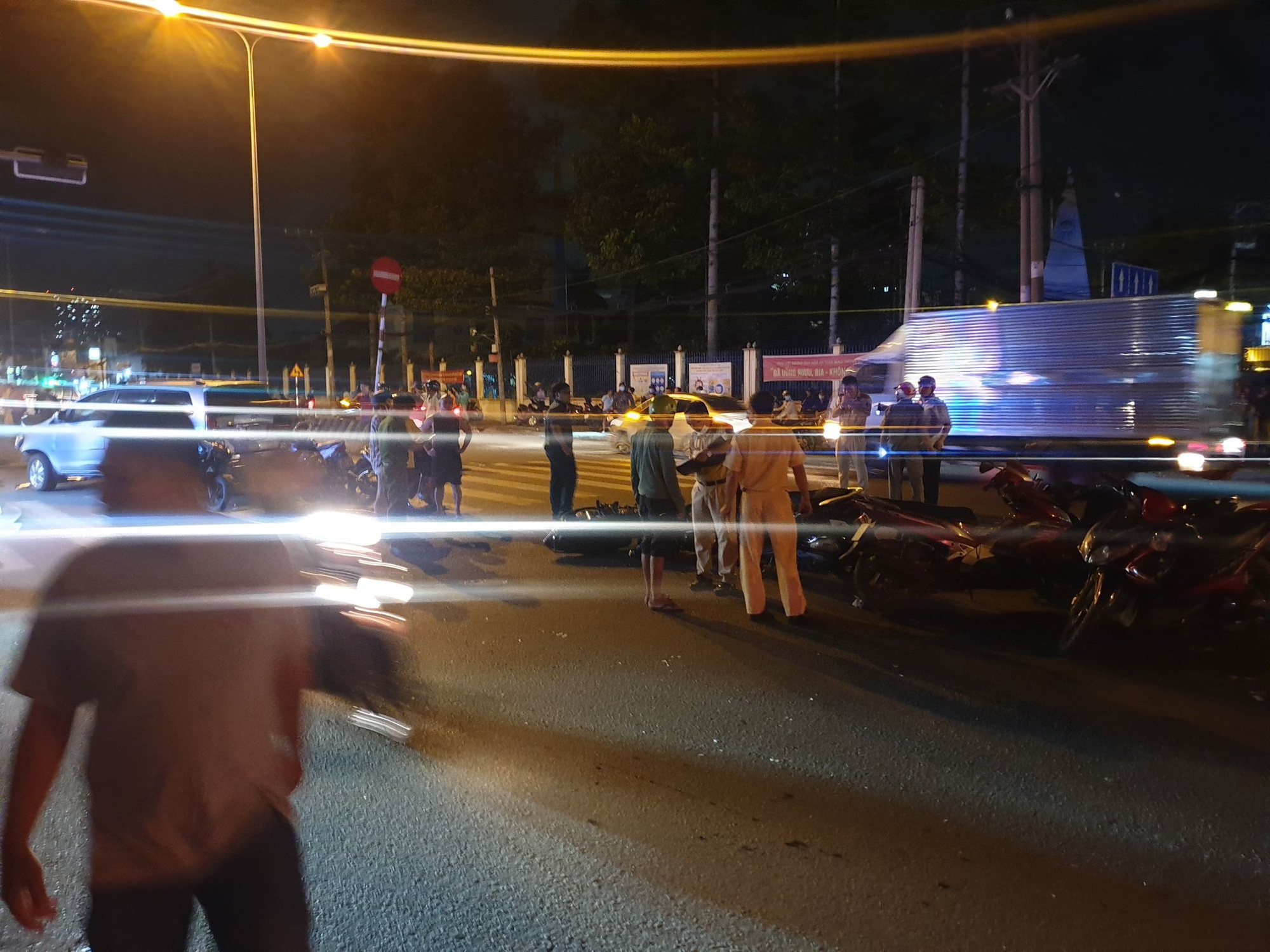 Lời khai của tài xế xe ô tô 'điên' tông nhiều xe máy giữa giao lộ ở Sài Gòn - Ảnh 1