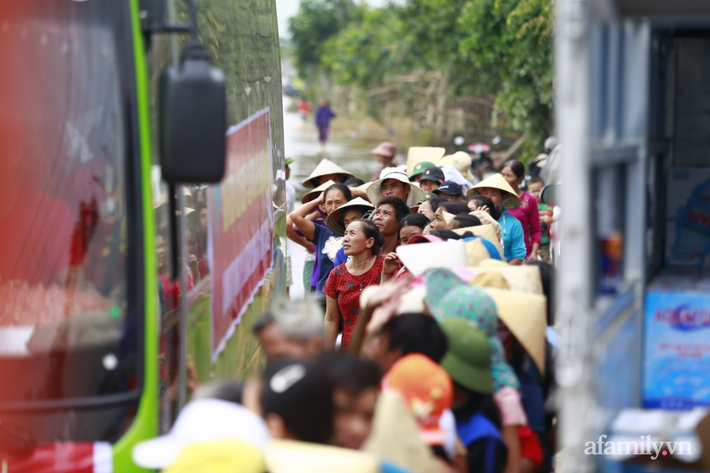 Câu chuyện cứu trợ sau trận 'đại hồng thủy' ở Quảng Bình: Điều tiết thế nào để tránh tình trạng người dân nơi thừa, nơi thiếu - Ảnh 3