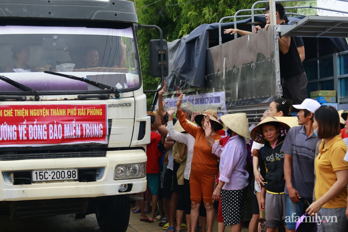 Câu chuyện cứu trợ sau trận 'đại hồng thủy' ở Quảng Bình: Điều tiết thế nào để tránh tình trạng người dân nơi thừa, nơi thiếu - Ảnh 4