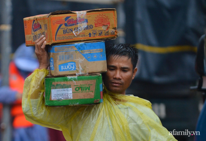 Câu chuyện cứu trợ sau trận 'đại hồng thủy' ở Quảng Bình: Điều tiết thế nào để tránh tình trạng người dân nơi thừa, nơi thiếu - Ảnh 5