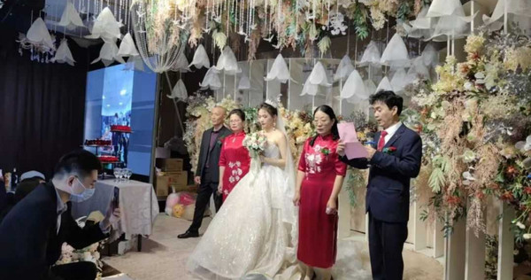Chú rể nhận cuộc gọi khẩn cấp trước hôn lễ đẩy cô dâu vào tình huống bi hài tại sảnh cưới khiến quan khách xúc động - Ảnh 2