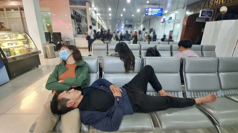 Tranh thủ ngủ ở sân bay khi đi cứu trợ, vợ chồng Lý Hải bị mỉa mai gây bức xúc - Ảnh 3