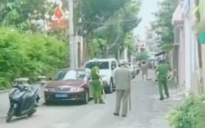 Người đàn ông bị tâm thần cầm dao chặt chém nhiều xe ô tô ở Sài Gòn - Ảnh 1
