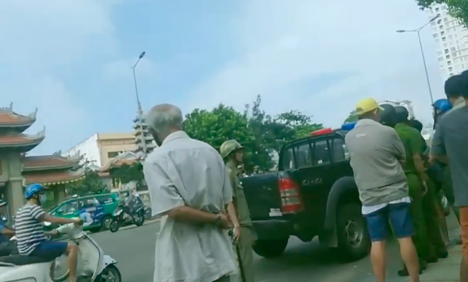 Người đàn ông bị tâm thần cầm dao chặt chém nhiều xe ô tô ở Sài Gòn - Ảnh 3