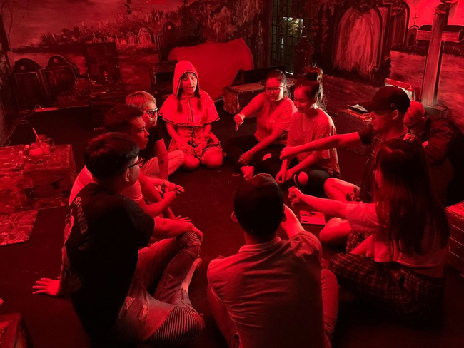 Chủ quán cà phê theo phong cách “âm phủ” tại Sài Gòn khóc ròng vì khách “mây mưa” tại chỗ đến mức công an phải vào cuộc - Ảnh 2