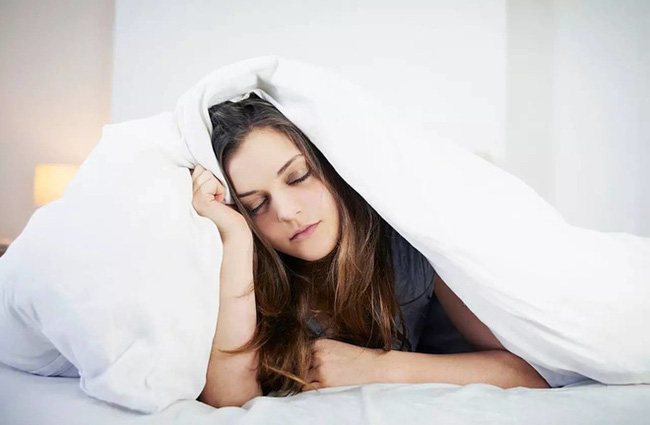 Đừng thức dậy vào buổi sáng theo cách này vì nó có thể gây tổn thương cho cơ thể nhiều hơn khi bạn thức khuya - Ảnh 1