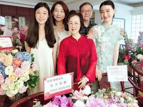 Sắp sửa đón sinh nhật tuổi 84, mẹ đẻ của ''Hoàn Châu Cách Cách'' khiến netizen phát sốt với nhan sắc ''lão hóa ngược'' - Ảnh 1