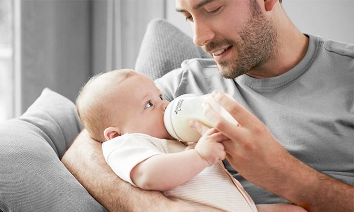 Cho trẻ uống sữa công thức hoặc ăn thức ăn đặc vào ban đêm có thực sự giúp trẻ ngủ ngon hơn không? - Ảnh 2