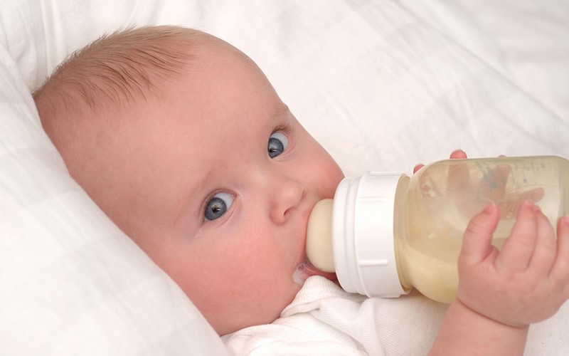 Cho trẻ uống sữa công thức hoặc ăn thức ăn đặc vào ban đêm có thực sự giúp trẻ ngủ ngon hơn không? - Ảnh 5
