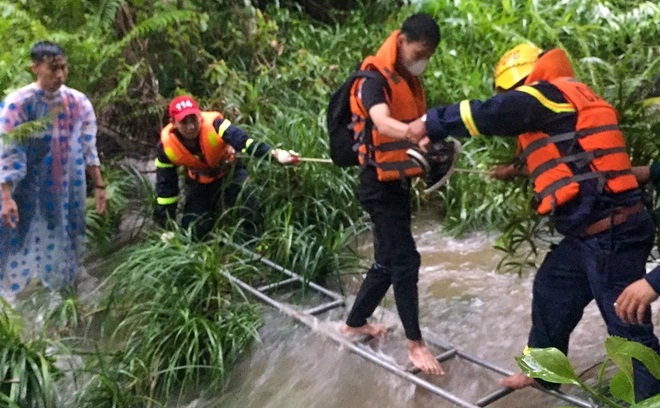 Chủ tịch nước tuyên dương đội cảnh sát đã cứu 23 học sinh, thầy giáo bị mắc kẹt tại Quảng Nam khi nước lũ dâng cao - Ảnh 1