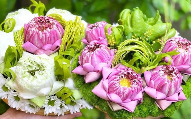 Rằm tháng 7, chọn 5 loại hoa này đặt bàn thờ để rước tài đón lộc, mang may mắn về cho gia chủ - Ảnh 1