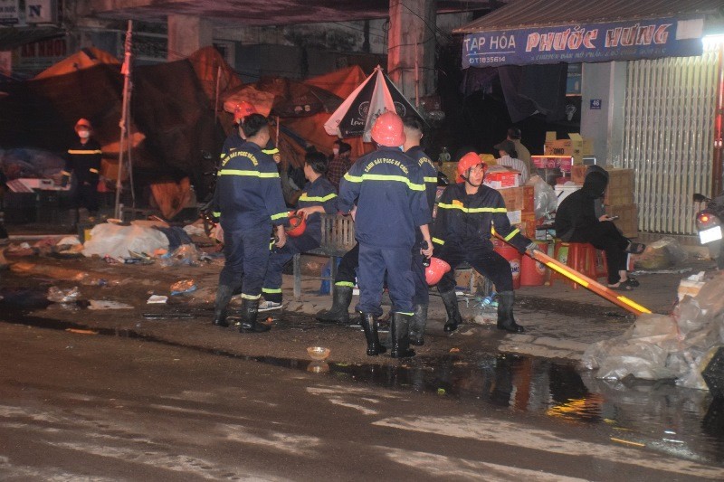 Cận cảnh hiện trường vụ cháy chợ Bình Định làm 20 gian hàng bị thiêu rụi - Ảnh 2