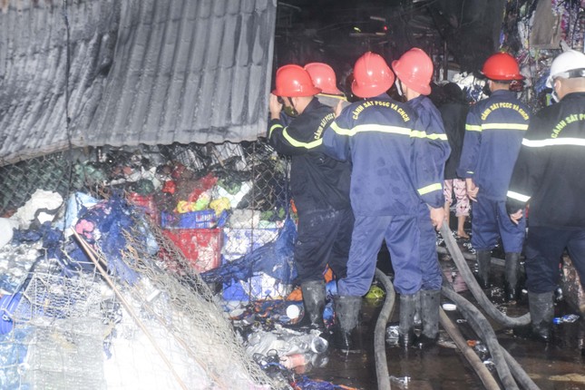 Cận cảnh hiện trường vụ cháy chợ Bình Định làm 20 gian hàng bị thiêu rụi - Ảnh 3