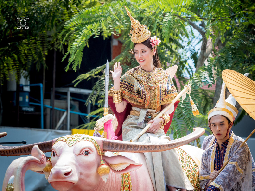Nữ chính 'Chiếc lá cuốn bay' hóa nữ thần Songkran 2023, nhan sắc bừng sáng trên đường phố Siam - Ảnh 1