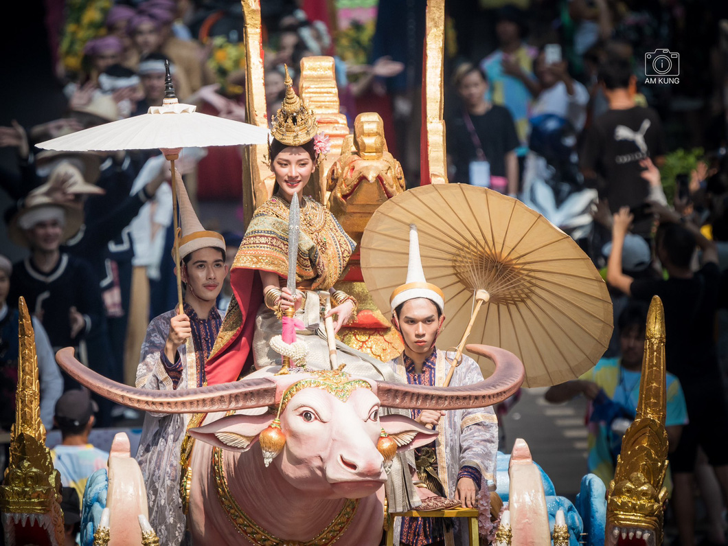 Nữ chính 'Chiếc lá cuốn bay' hóa nữ thần Songkran 2023, nhan sắc bừng sáng trên đường phố Siam - Ảnh 3
