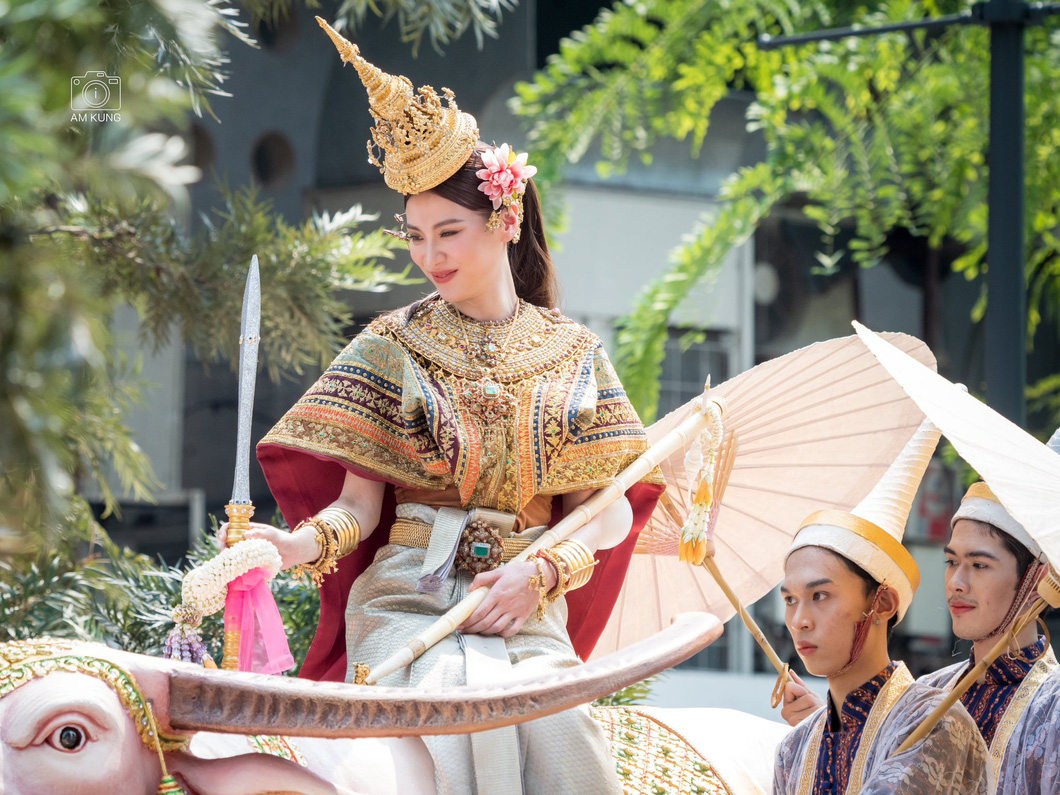 Nữ chính 'Chiếc lá cuốn bay' hóa nữ thần Songkran 2023, nhan sắc bừng sáng trên đường phố Siam - Ảnh 2