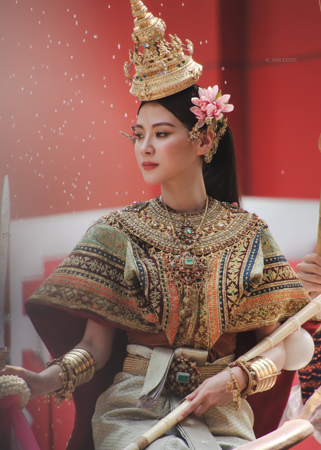 Nữ chính 'Chiếc lá cuốn bay' hóa nữ thần Songkran 2023, nhan sắc bừng sáng trên đường phố Siam - Ảnh 7