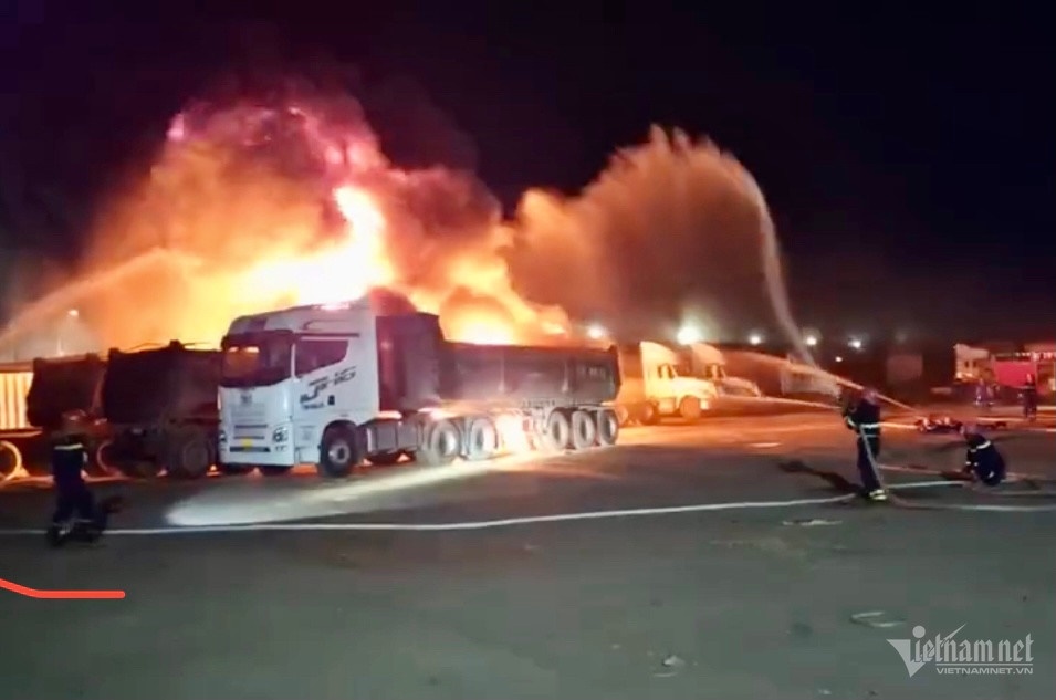 Bình Định: Cháy lớn ở bãi đậu xe, 4 đầu xe kéo hư hỏng nặng - Ảnh 3